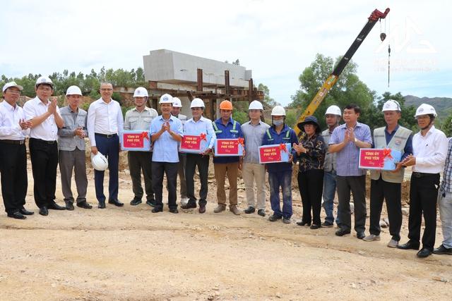 Bí thư Tỉnh ủy Phú Yên tặng quà, động viên các kỹ sư, công nhân đang thi công trên công trường