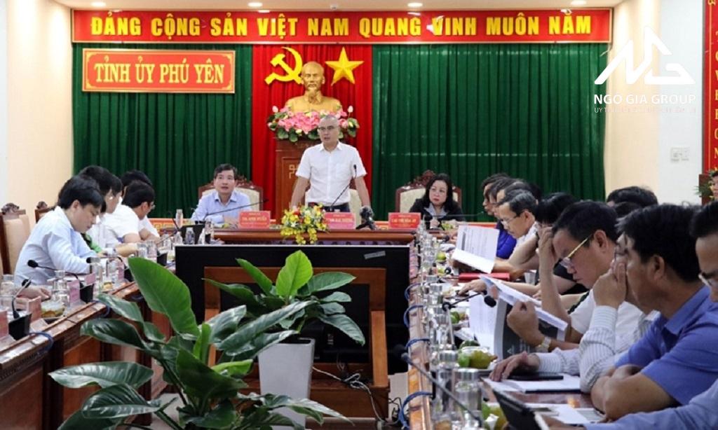 Ban Thường vụ Tỉnh ủy Phú Yên tổ chức Hội nghị để nghe báo cáo liên quan đến định hướng thu hút đầu tư.
