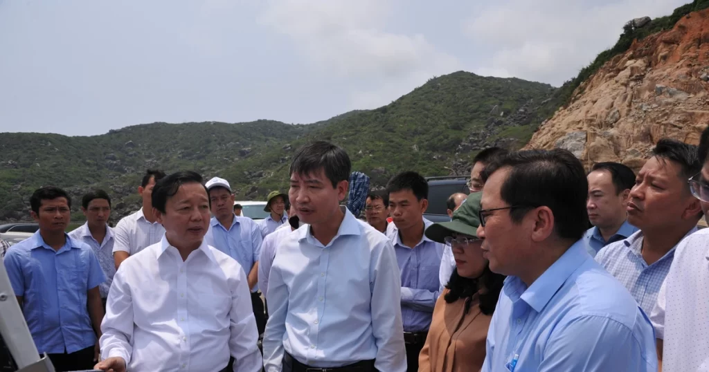 Thủ tướng nghe Chủ tịch UBND tỉnh Phú Yên Tạ Anh Tuấn báo cáo quy hoạch Khu kinh tế phía nam của Phú Yên tại địa điểm cảng Bãi Gốc