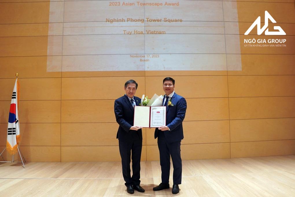 Ông Cao Đình Huy (phải), Chủ tịch UBND TP Tuy Hòa, nhận giải từ ban tổ chức 